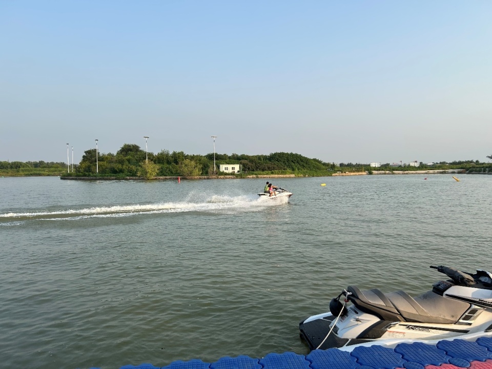 带乘, 小白, 生摩托艇与 带乘, 小白, 生摩托艇与